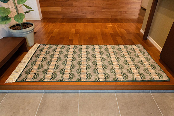 淡スミ茶地更紗花葉文