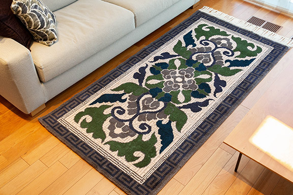 柿灰地 蟹牡丹紗綾形 縁二重雷文