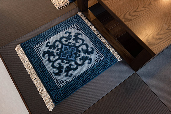 薄浅黄地 花菱龍唐草 縁卍繋文 お座布団